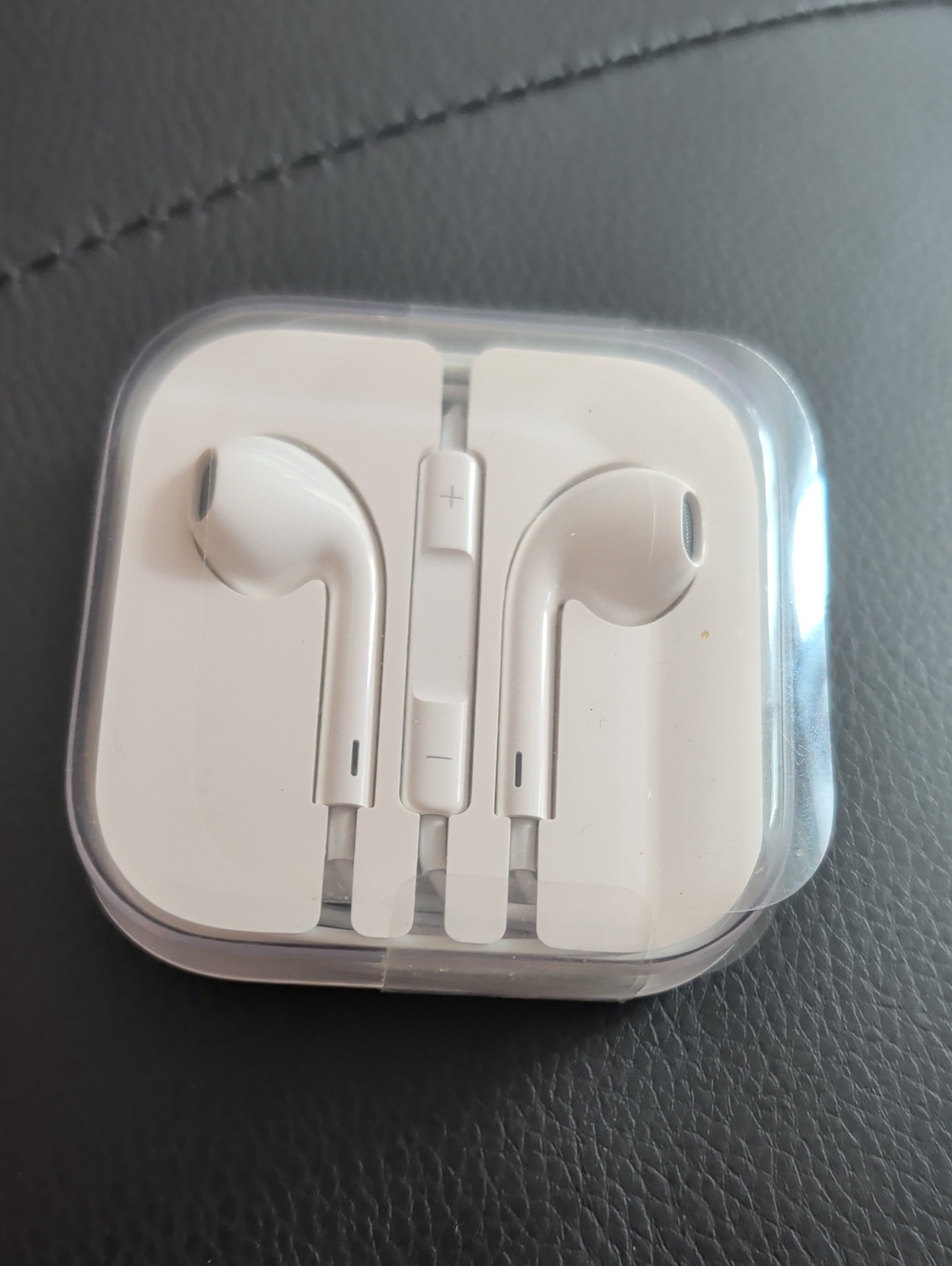 Apple White Earbud Headphones with Remote and Mic